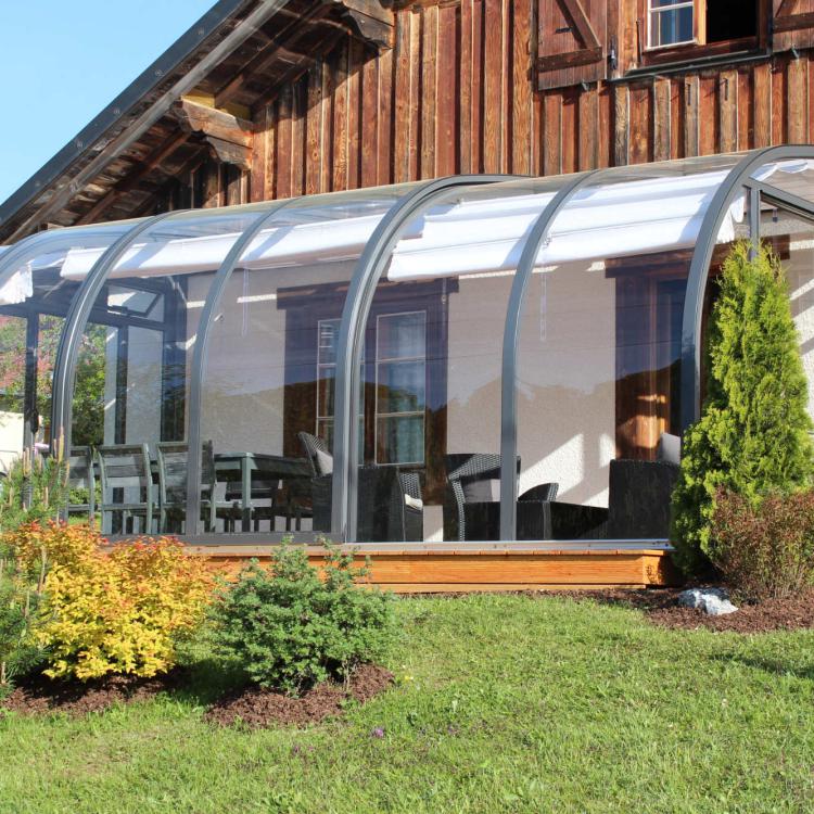 SAPHIR : abri de terrasse mobile contre une habitation comtoise en altitude
										