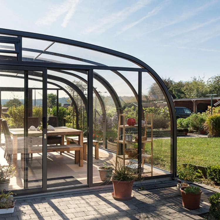 SAPHIR : abri de terrasse vue de côté du modèle cintré Saphir de Vöroka
										