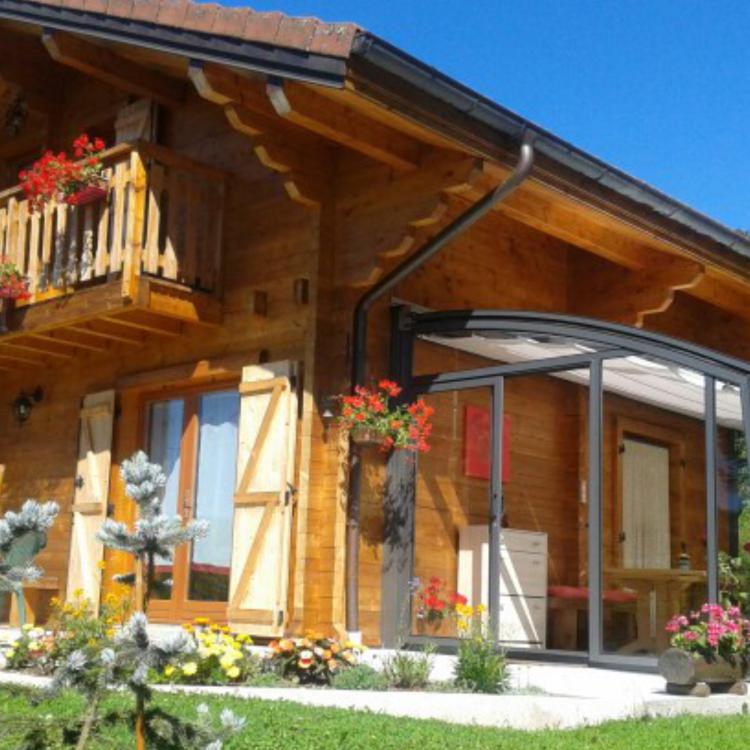 TOPAZ : abri de terrasse angulaire télescopique en altitude contre un chalet 
										