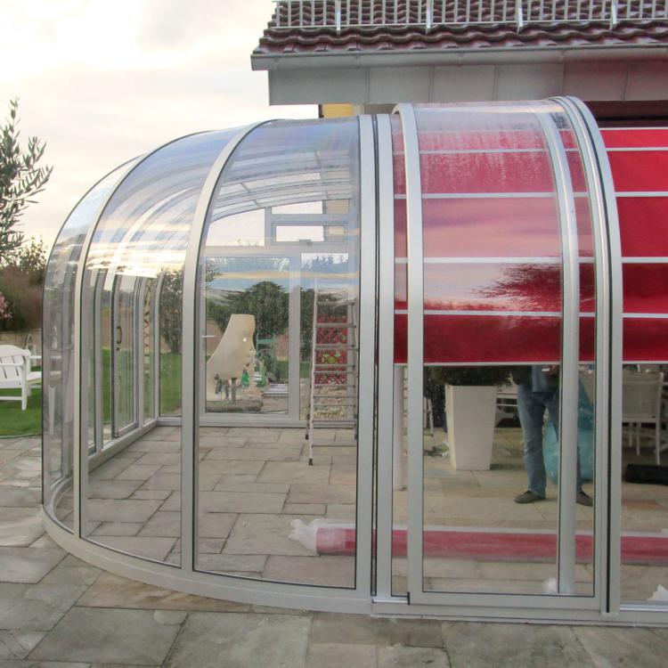 Solar véranda coulissante avec demie rotonde et télescopie des éléments latéraux
										