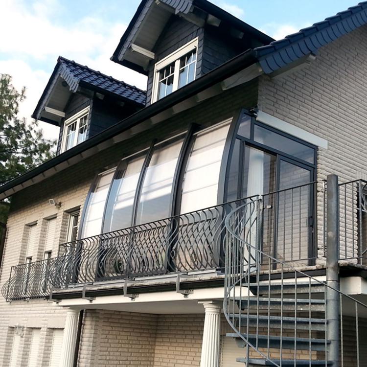 Abri loggia qui ferme un balcon sur deux côtés
										