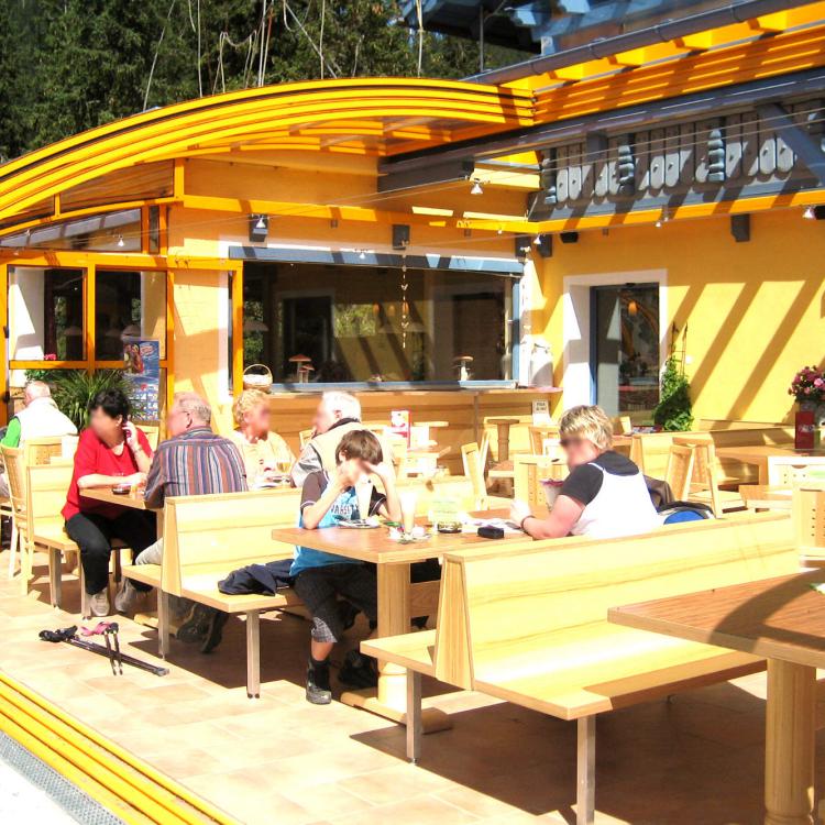 Abri de terrasse coulissant et ouvert pour les beaux jours - bar et restaurant
										