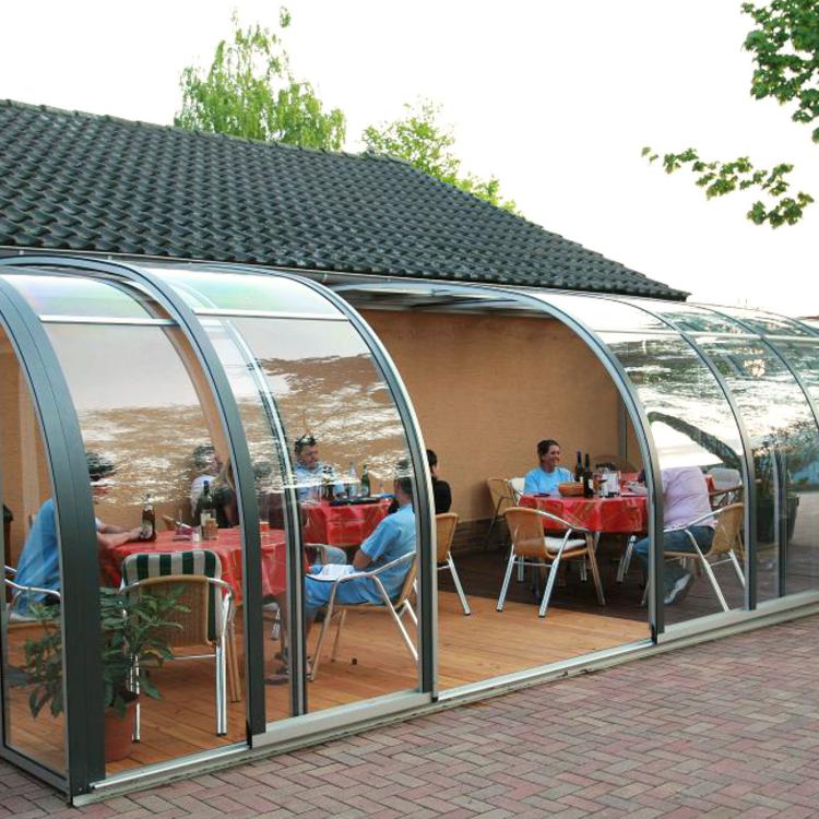 Véranda télescopique sur terrasse d'un bar
										